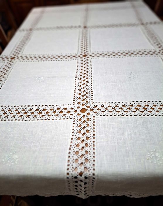 Toalha comprida branca com quadrados de linho e bordado