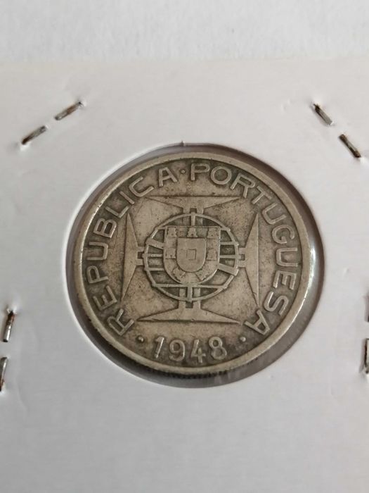 Moedas prata de S.Tomé e Príncipe de 5 escudos. Cada moeda tem 1 valor
