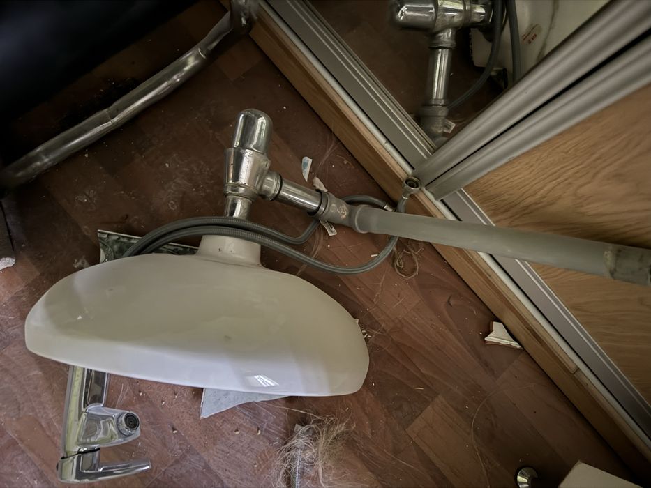 Дзеркало настінне, рукомийник, підставка для педикюру