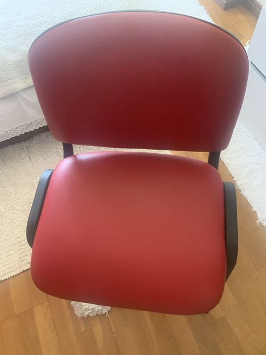 Cadeira de secretaria vermelha