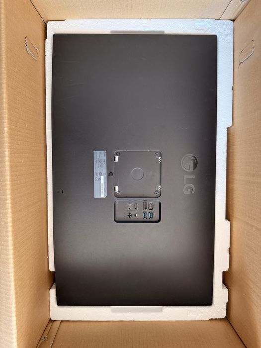 LG UltraFine 32UN880 31.5” UHD 4K