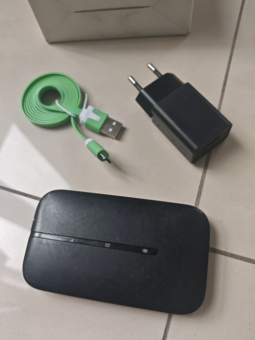 Router Huawei z wejściem na SIM ładowarką, kabelkiem USB, modem LTE 4G