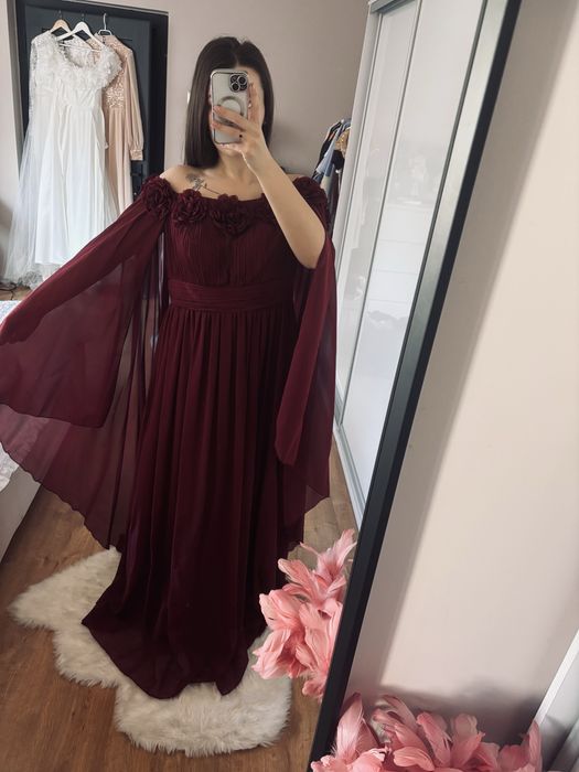 Długa bordowa sukienka zdobienia