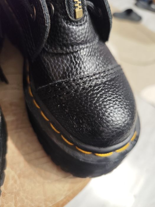 Dr. Martens Sinclair Milled Nappa Leather Platform – Czarne glany na platformie z zamkiem