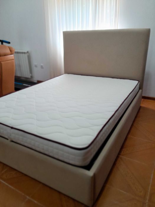 Cama semi nova em ótimo estado