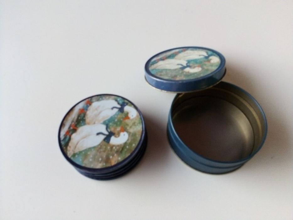 Caixa decorativa com bases de copos