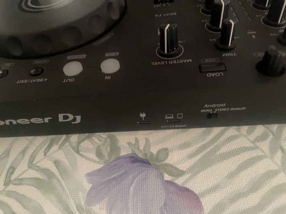 Mesa de dj em otimo estado