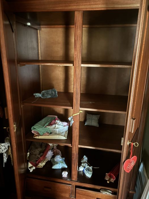 Armário castanho espaçoso