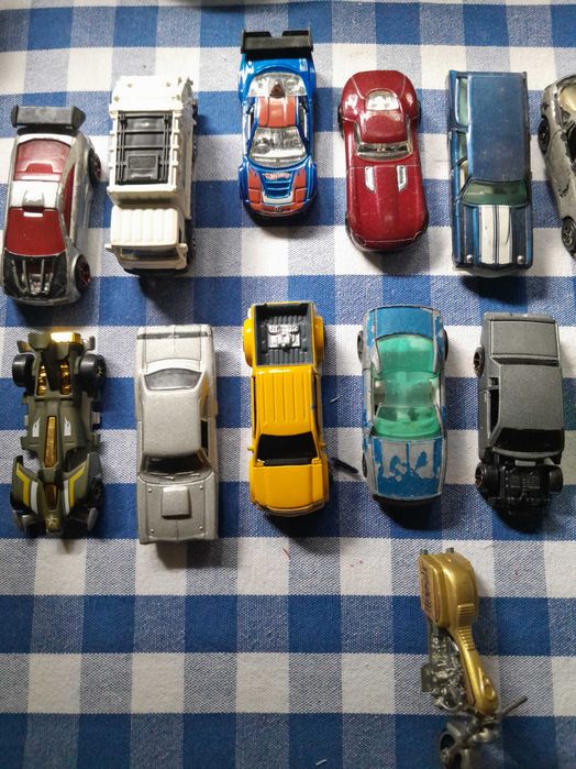 Coleção de 65 carrinhos da marca " Hotwheels "