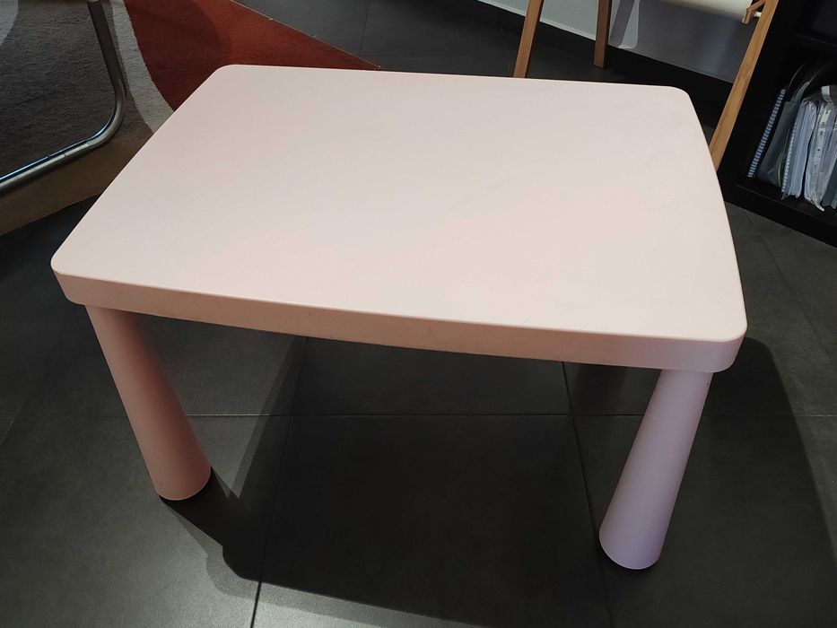 Mesa e cadeira de criança IKEA, usado em bom estado