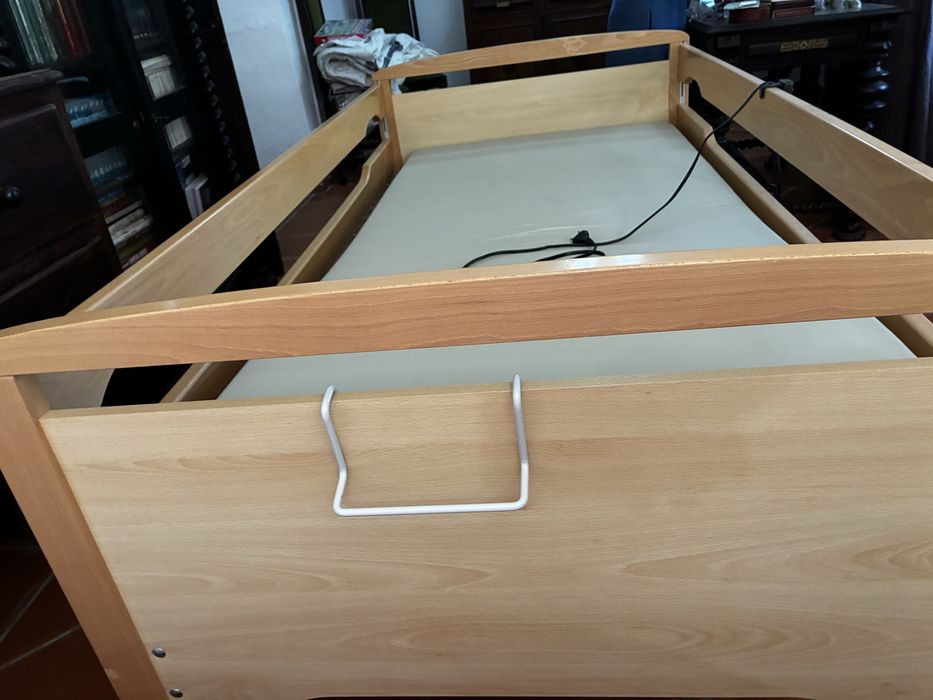 Cama hospitalar articulada, elétrica e com armação em ferro