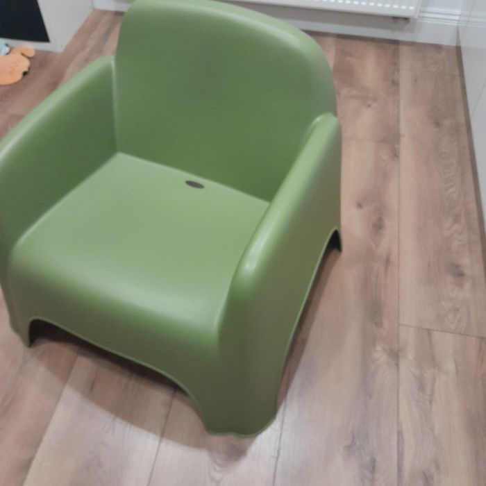 Plastikowy fotel dziecięcy oliwkowy