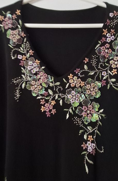 Camisola preta bordada com missangas