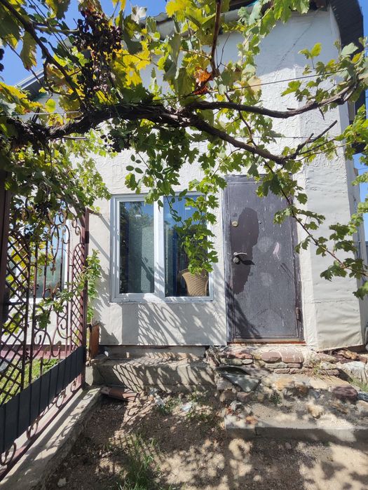 Продам в самом центре участок с домом. Есть выход к воде