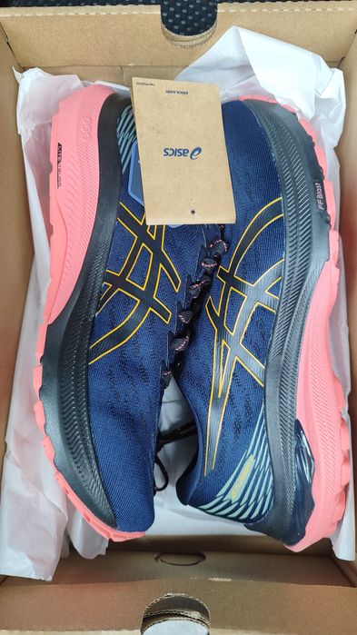 Нові, жіночі бігові  кросівки ASICS.