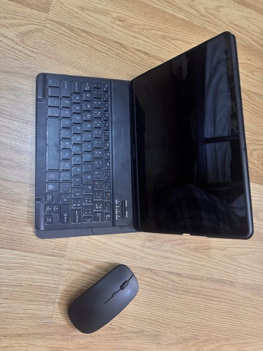Tablet Samsung Galaxy Tab A9+ com teclado e rato