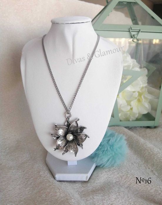 vários modelos de colares no anúncio