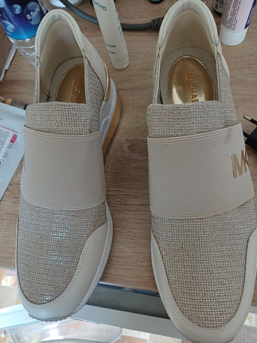 Кроссовки женские золотые