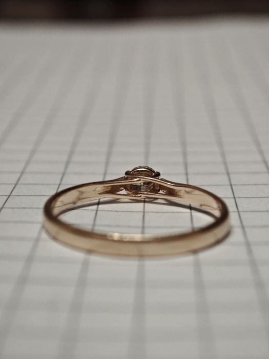 Золота каблучка, з діамантом,, 585 проба.