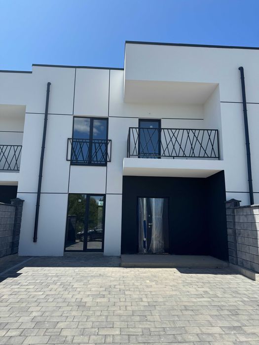 Котедж в районы Щасливого з власним подвір'ям