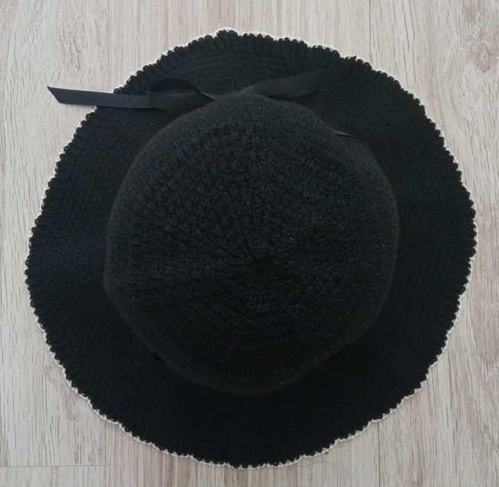 Kapelusz czarny damski na upalne dni.