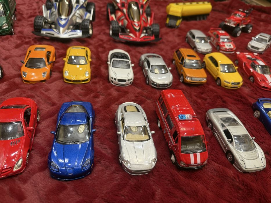 Машинки є і в хорошому стані і не багато в поганом цена 200 грн за 1