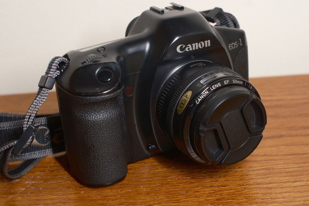 Aparat analogowy Canon EOS-1 + obiektyw EF 50mm f1.8 mk1