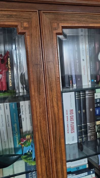 Vitrine vintage em nogueira com encrustacoes metalicas douradas