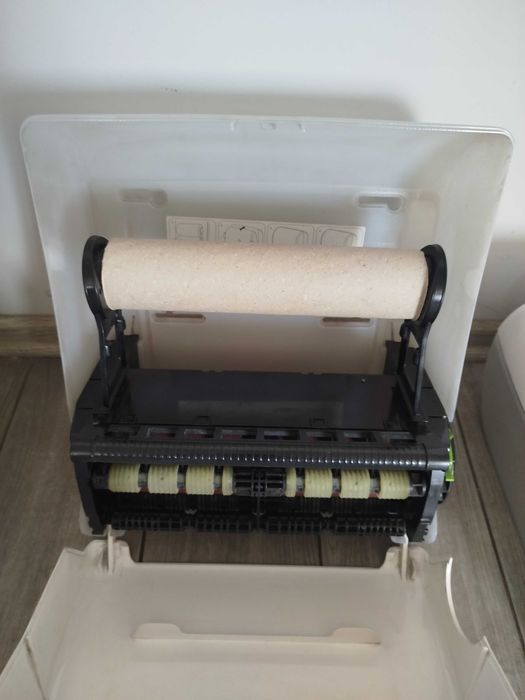 Диспенсер для бумажных полотенец.