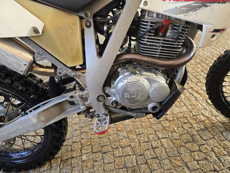 AJP PR4 200cc pouco uso