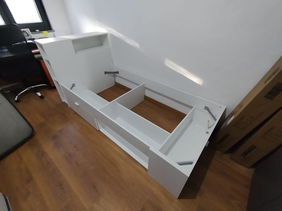 Cama solteiro ainda embalada e com colchão. Não inclui estrado