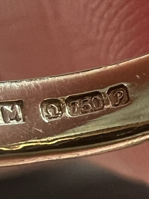 Złoty pierścionek z szafirem i doamentami