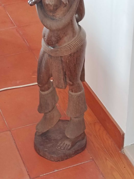Estátua escultura africana etnica antiga madeira mulher guerreira