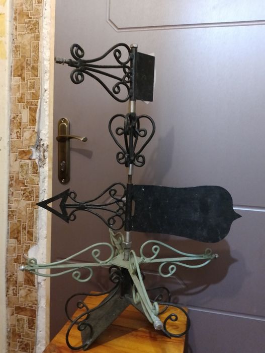 Кований флюгер з указівникім