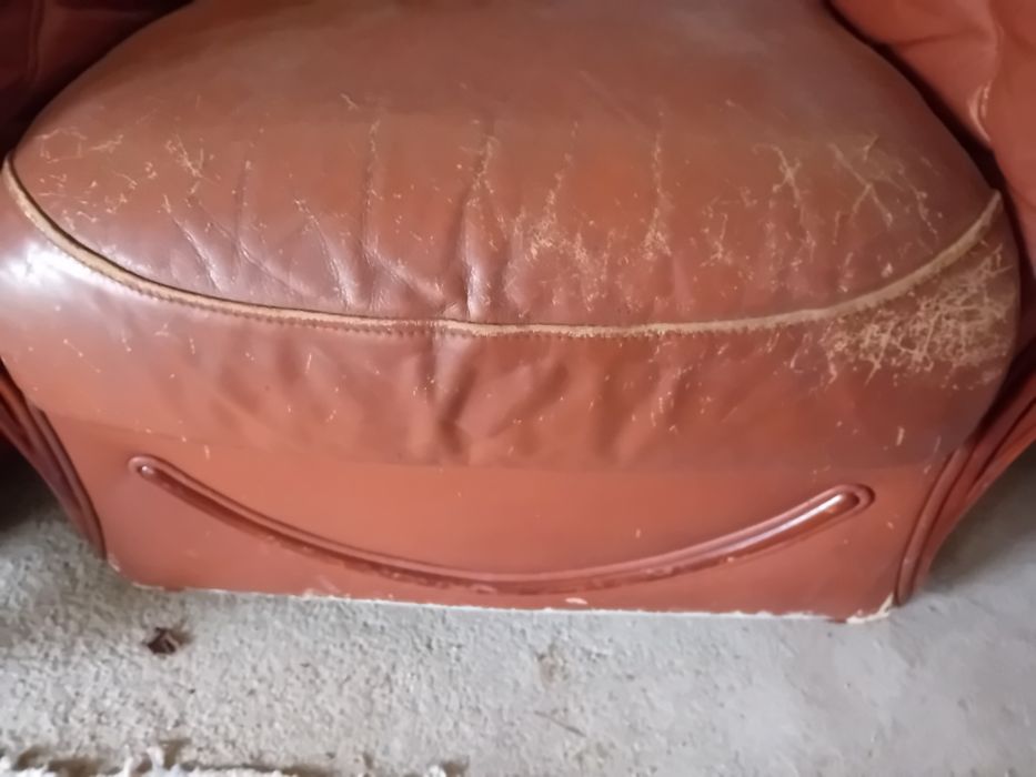 3 Sofás de cabedal antigos