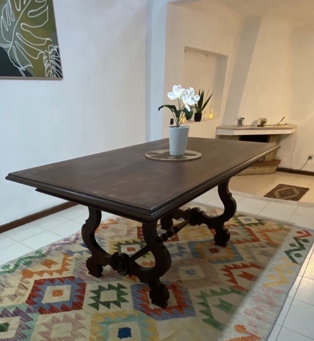 Mesa de jantar em madeira maciça + tapete – peça elegante e clássica