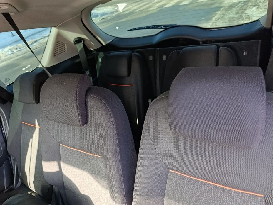 Авто для Військових. Мінівен 7 місний.