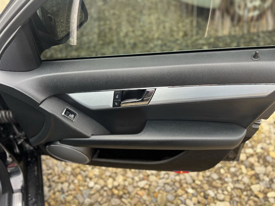 Дуже гарний стан , всі деталі по телефону