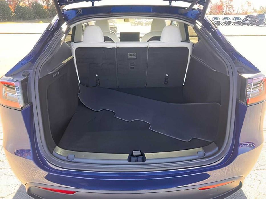 Tesla Model Y      2024