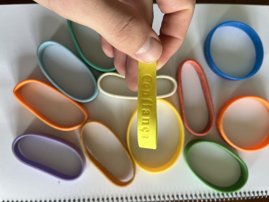 Varias pulseiras com mensagens