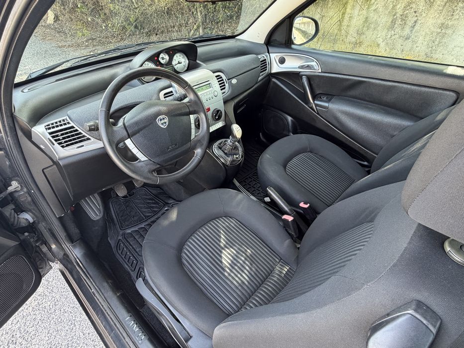 Lancia Ypsilon apenas 100.000 kms C/ AC