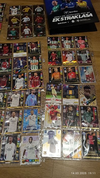 Karty piłkarskie w albumie ekstraklasa.