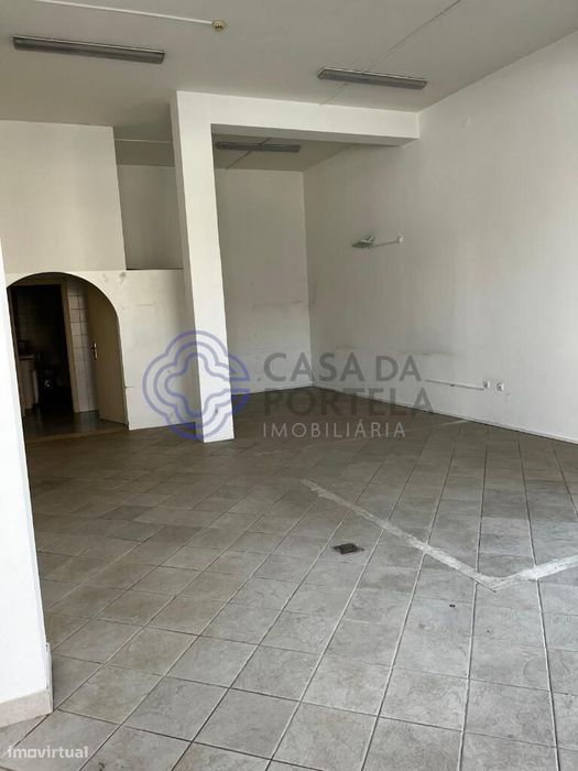 Loja bem localizada, com estacionamento, com prédios novos e muita hab