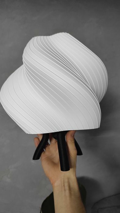 Designerska lampa stołowa