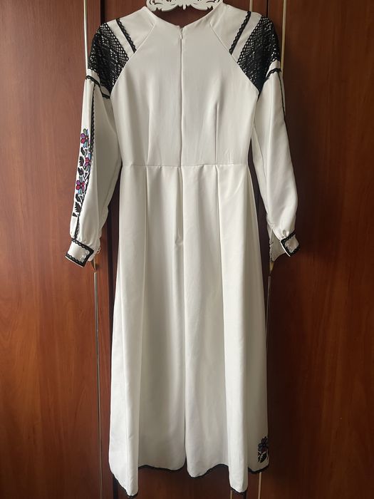 Вишита сукня з обємними рукавами