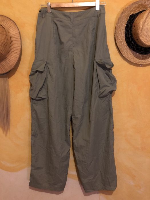 Calças largas com bolsos esverdeadas