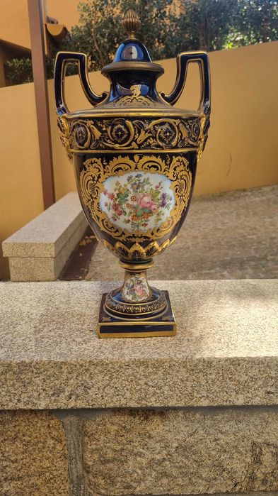 Vasos e Urna estilo Rococó ao estilo Sévres. Baixa de preço para desocupar. Ver preços em catawiki