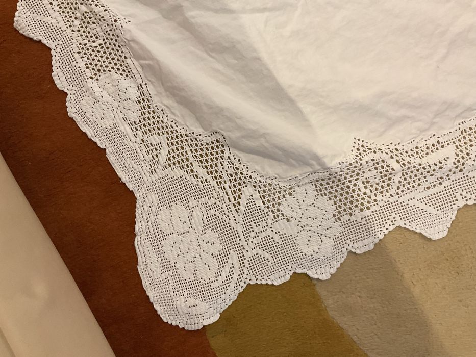 Toalha linho antiga bordada e cercadura em renda 150 x 160 cm aprox.