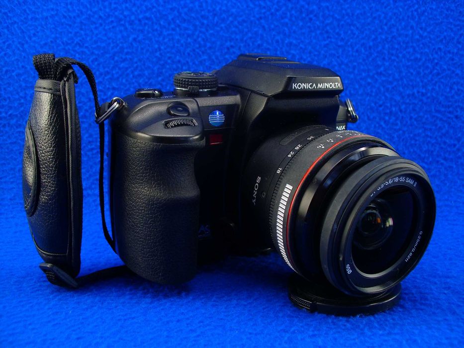 Aparat Konica Minolta 7D  z obiektywem i hand gripem