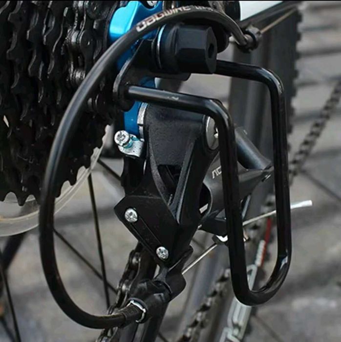 Osłona mechanizmu przerzutki rowerowej czarna mocowanie na oś